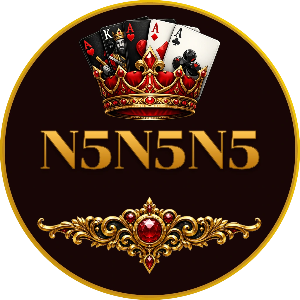 N5N5N5 – Pumasok sa mundo ng kapanapanabik na aliwan sa casino sa Pilipinas Isang glamorosang hostess ng casino na nagpo-pose sa harap ng makulay na gulong ng roleta na may lumilipad na mga chip na sumisimbolo sa premium na kasabikan sa paglalaro sa N5N5N5 para sa mga manlalaro sa Pilipinas